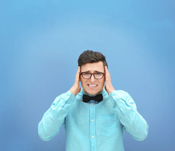 Vonzó fiatal férfi a szemüvegek — Stock Fotó