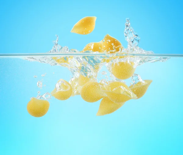 Dalende pasta in water — Stockfoto