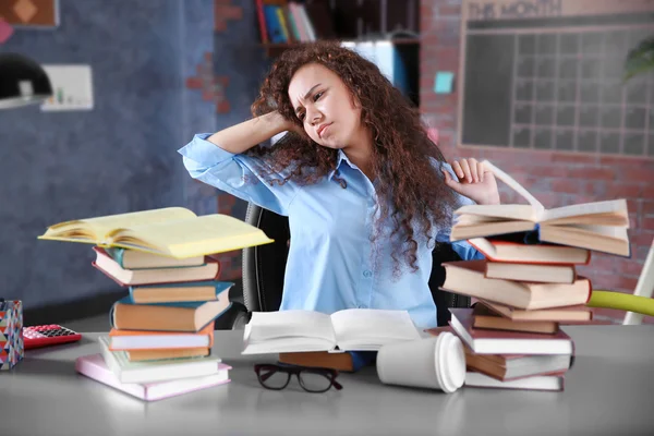 Moe meisje met stapel boeken — Stockfoto