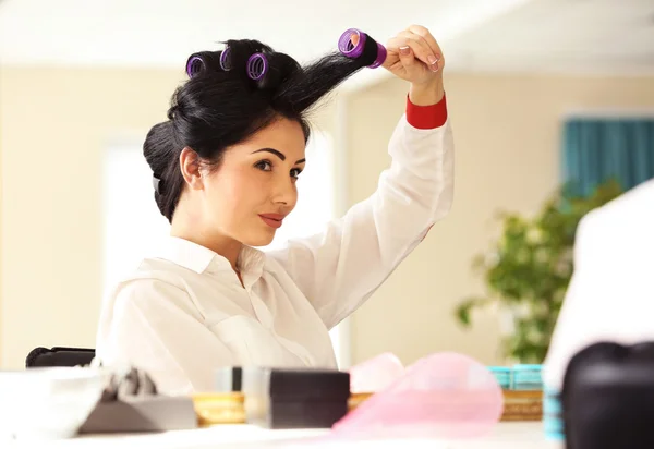 Hermosa mujer haciendo rizos —  Fotos de Stock