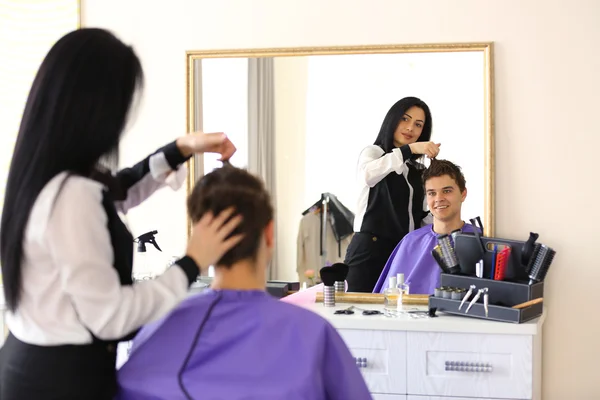 Professioneller Friseur Macht Stilvollen Haarschnitt — Stockfoto