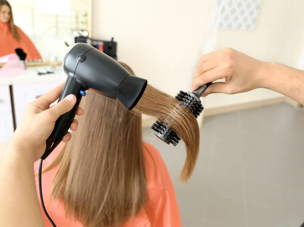 Cabeleireiro secagem cabelo — Fotografia de Stock