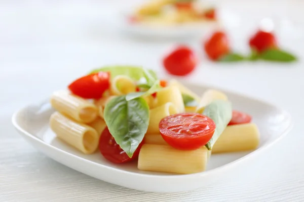 Gekookte rigatoni pasta met verse tomaten — Stockfoto