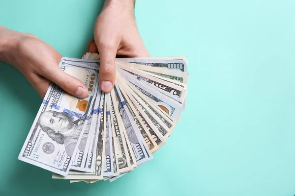 Mãos masculinas contando notas de dólar — Fotografia de Stock