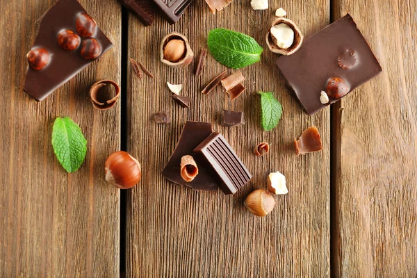 Törött fekete csokoládé mogyoró — Stock Fotó
