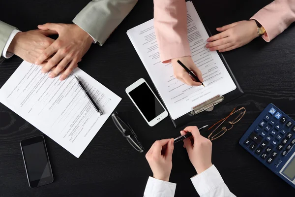 Mänskliga händer arbetar med dokument — Stockfoto