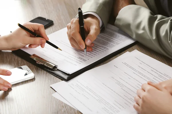 Menschliche Hände, die mit Dokumenten arbeiten — Stockfoto