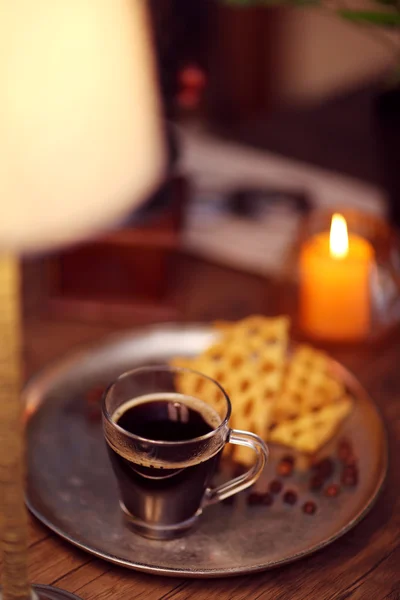 Tasse en verre de café avec gaufres — Photo