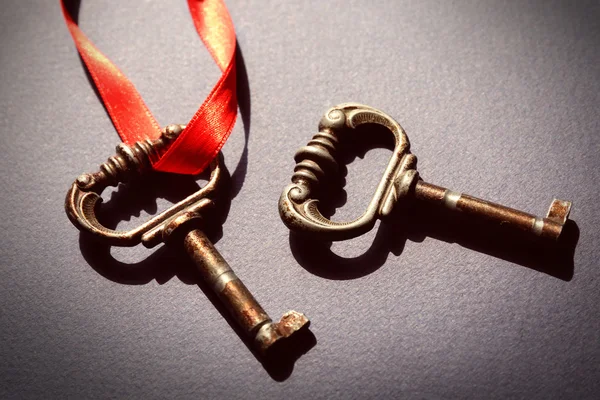 Vintage klíče s červenou stuhou — Stock fotografie