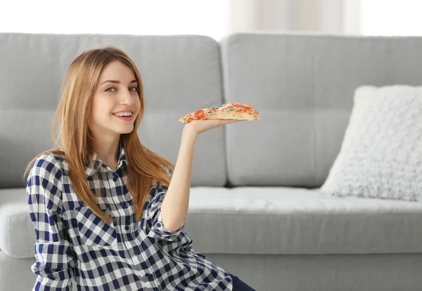 Frau hält Scheibe heiße Pizza in der Hand — Stockfoto