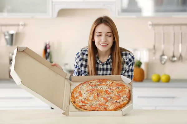 Kobieta gospodarstwa pizza pikantna — Zdjęcie stockowe