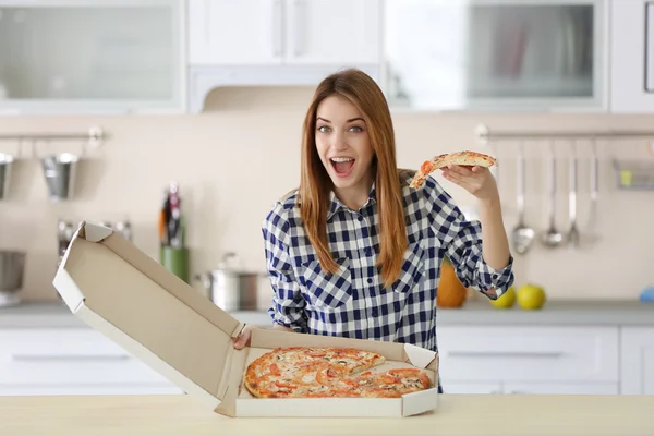 Woman holding hot pizza — Stock Photo, Image