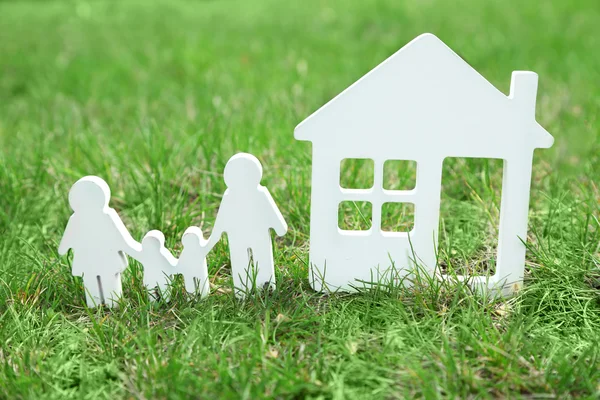 Cutout figurine of a family and house — Stock Photo, Image