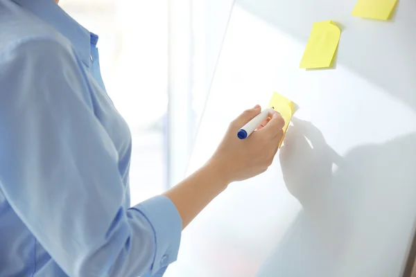 Horario de dibujo de mujer de negocios —  Fotos de Stock