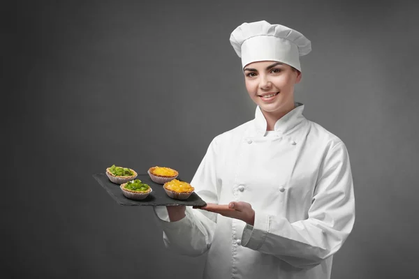 Professionele chef-kok houden van fruit taarten — Stockfoto