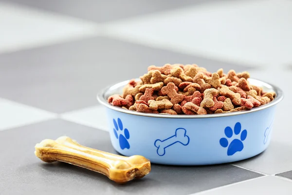 Comida para mascotas en tazón — Foto de Stock