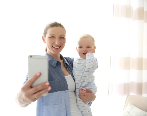 Figyelembe a selfie gyermekét anyja — Stock Fotó