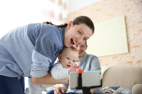 Coppia scattare un selfie con il bambino — Foto Stock