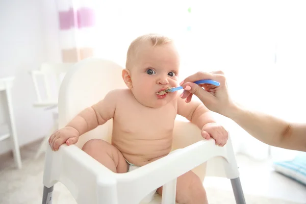 Baby boy äta från sked — Stockfoto