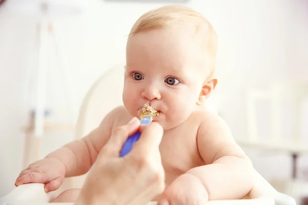 Bebê menino comer — Fotografia de Stock