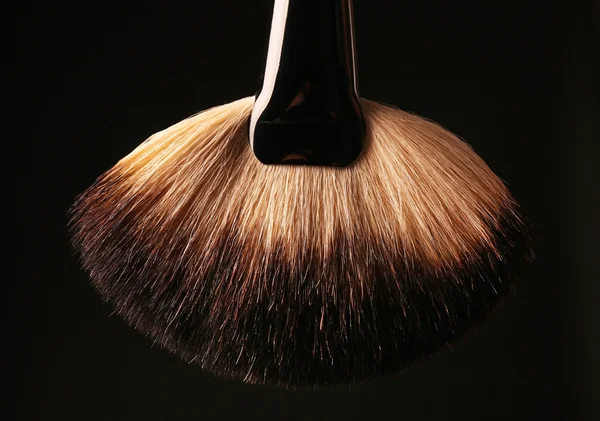 Cepillo de maquillaje en negro —  Fotos de Stock