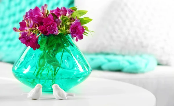 Vase mit Blumen auf dem Tisch — Stockfoto