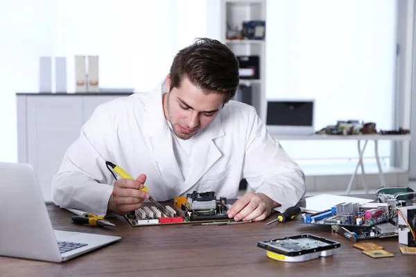 Hombre reparación de circuitos electrónicos — Foto de Stock