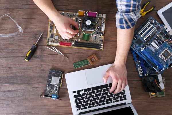 Männliche Hände reparieren Computer — Stockfoto