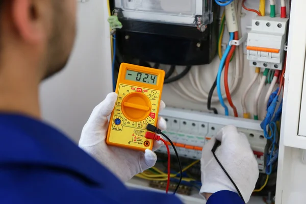 Handen werk van omschakelapparaat controleren — Stockfoto