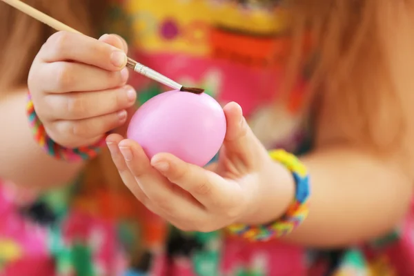 Menina pequena decorando ovo de páscoa — Fotografia de Stock