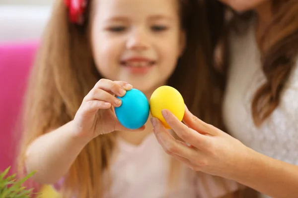 Madre e hija sosteniendo huevos de Pascua — Foto de Stock