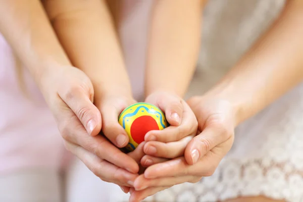 Moeder en dochter handen met Paasei — Stockfoto