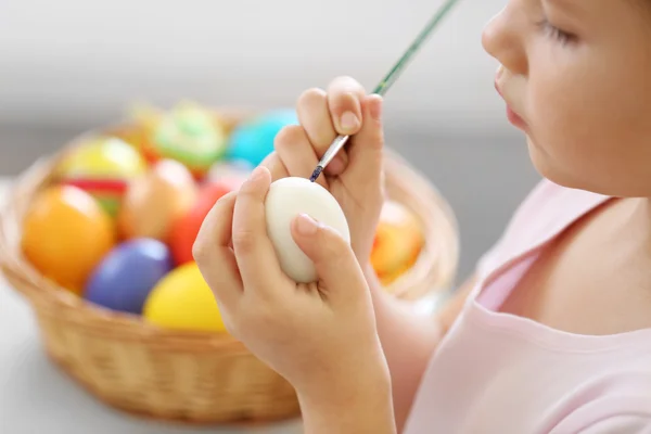 Little girl decorating Easter egg — Stock Photo, Image