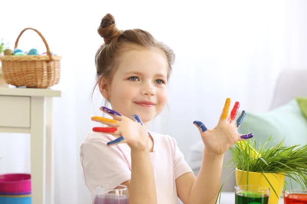 Niña Con Dedos Pintados Casa — Foto de Stock