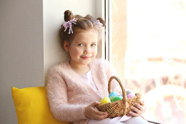 Niña con huevos de Pascua — Stockfoto