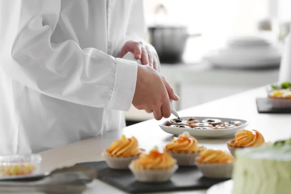 Mains féminines décorant biscuits — Photo