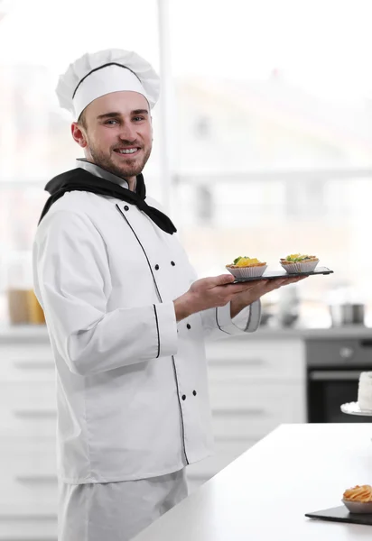 Mannelijke Chef Kok Bedrijf Vers Gemaakte Taarten — Stockfoto