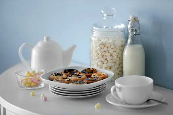 Pyszne ciasteczka i białe naczynia — Zdjęcie stockowe
