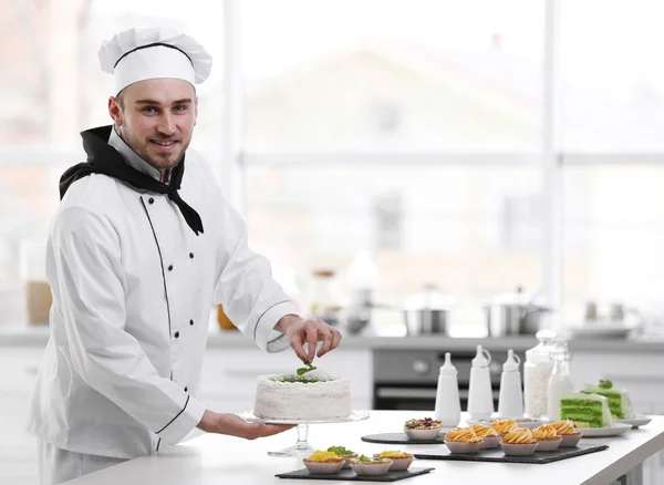 Chef working at kitchen — Stock Photo, Image