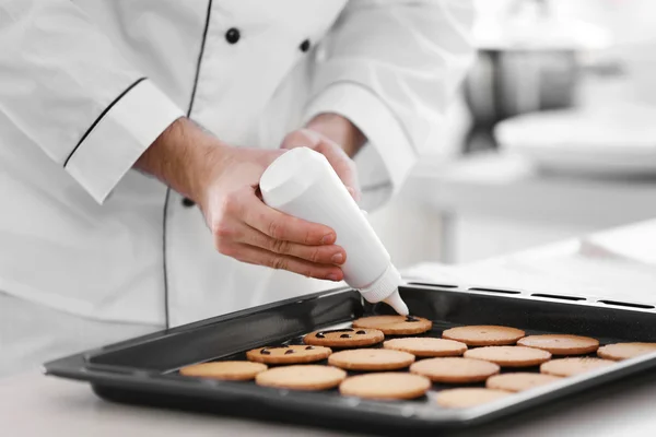 Mãos masculinas decorar cookies — Fotografia de Stock