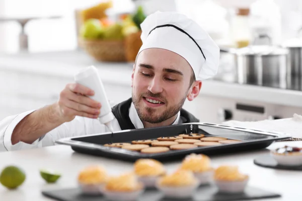 Chef working at kitchen — Stock Photo, Image