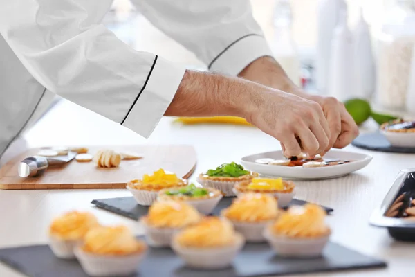 Chef masculino decorando galletas — Foto de Stock