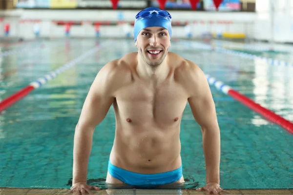 Bonito desportista na piscina — Fotografia de Stock