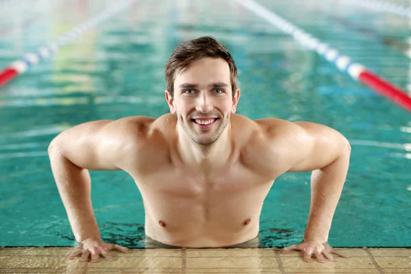 Bonito desportista na piscina — Fotografia de Stock