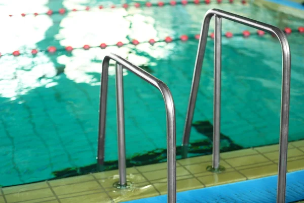 Vista das escadas na piscina, close-up — Fotografia de Stock