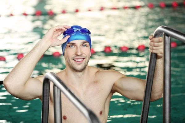 Knappe sportieve man in het zwembad — Stockfoto