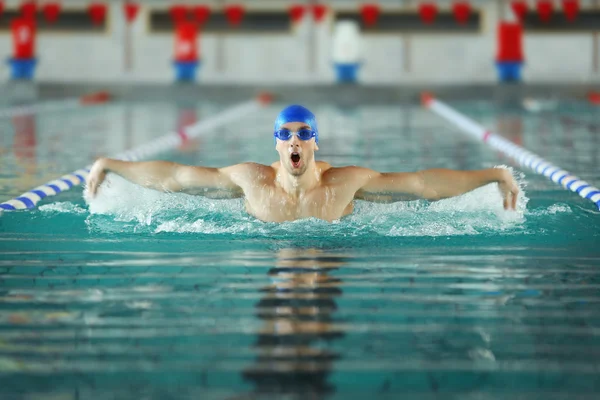 Sportovní mladý muž plavání — Stock fotografie