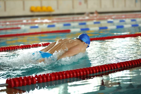 Спортивный молодой человек плавает — стоковое фото