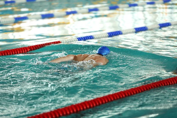 Sporty young man swimming — Stock Photo, Image