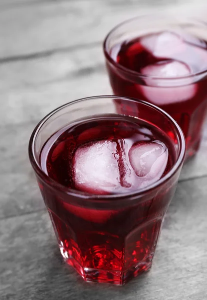 Glas rött soda vatten — Stockfoto